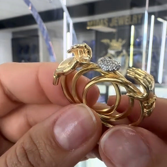 💞 Anello a forma di cuore con mani aperte
