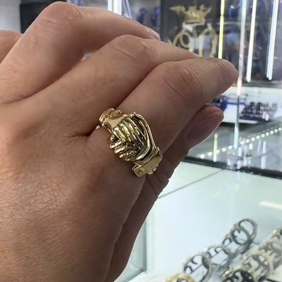 💞 Anello a forma di cuore con mani aperte